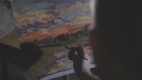 De kunstenaar schildert een schilderij in de studio — Stockvideo