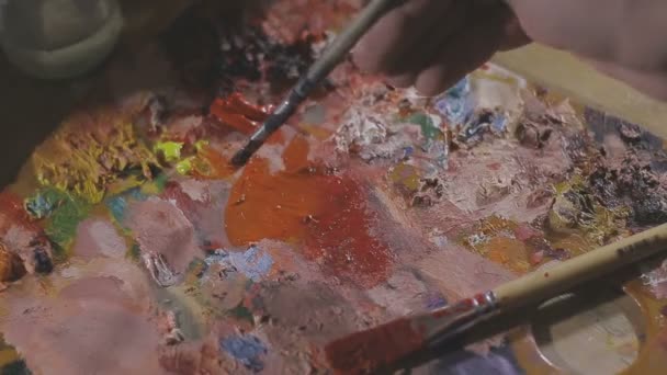 Festékek és ecsetek a festőállvány — Stock videók