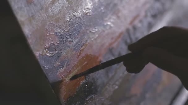 Kunstneren maler et maleri i studiet – Stock-video