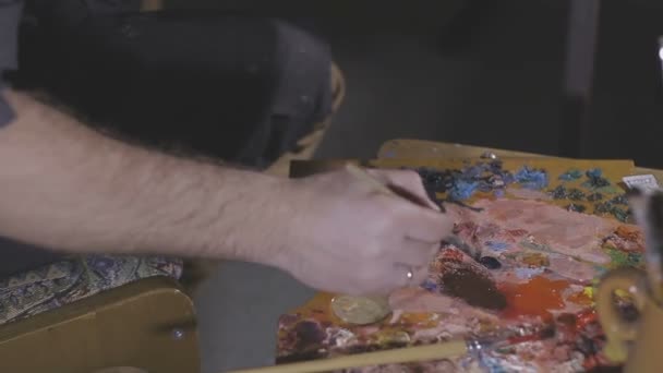 Paints and brushes on the easel — Stock Video