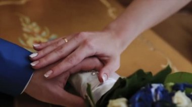 Sevgi dolu bir çift ellerini evlendikleri gün tutar.