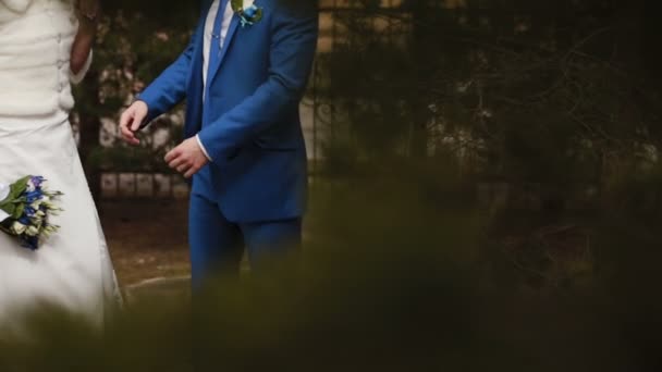 The bride and groom stand and talk during the shooting — Stock Video