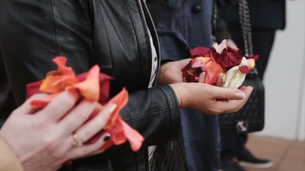 Pessoas segurando rosas vermelhas em suas mãos — Vídeo de Stock