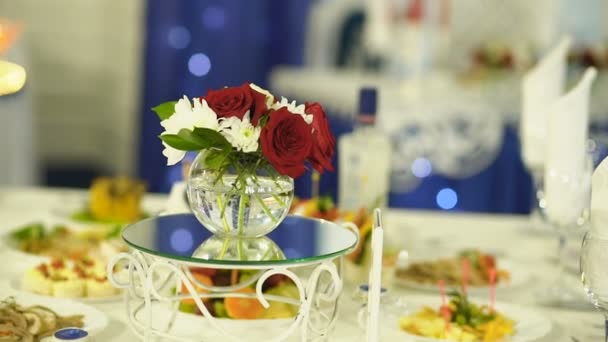 Hermosa decoración de la mesa de bodas unos minutos antes de la llegada de las personas — Vídeos de Stock