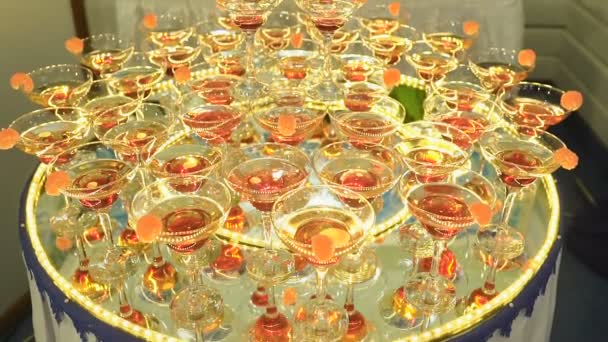 Красивая пирамида бокалов с шампанским и фруктами в ней — стоковое видео