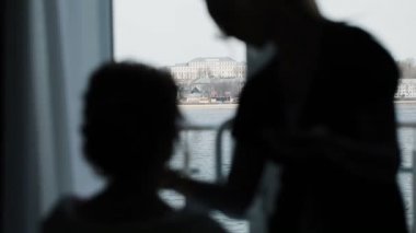 Bir kadın başka bir kadının, düzeltir saç modeli saçlarını elleriyle yok