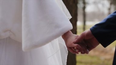 Sevgi dolu bir çift ellerini evlendikleri gün tutar.