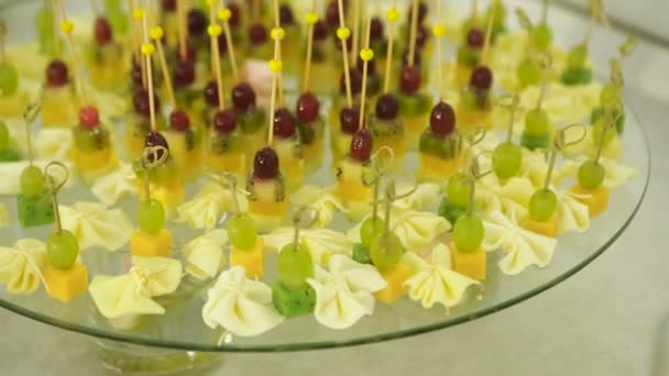 Diversi tipi di caramelle alla frutta per un buffet self service — Video Stock