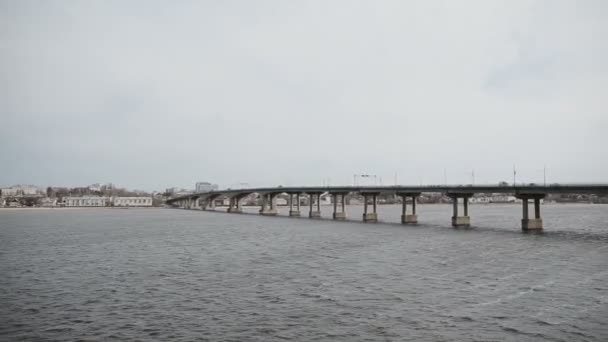 Вид на реку с мостом в Костроме — стоковое видео