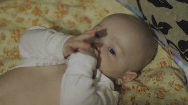 Mutlu yeni doğan bebek portre beyaz yatakta esnemek