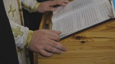Rahip kilisede dua okur.
