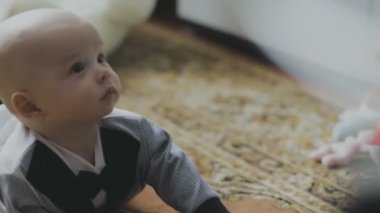 Halı üzerinde çocuk tarar