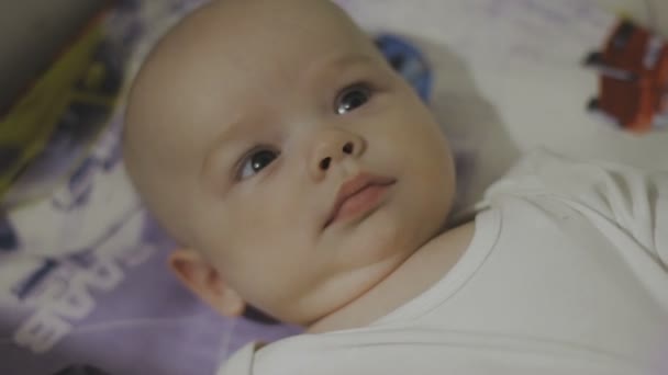 快乐的新生婴儿打着哈欠在白色床上特写 — 图库视频影像