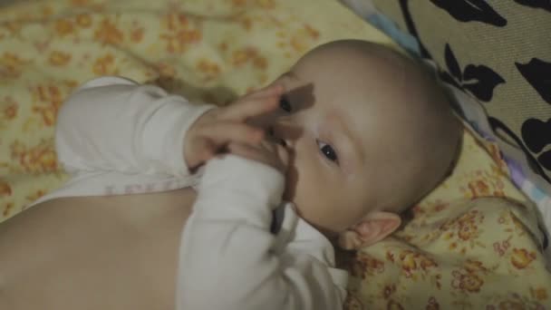 Feliz bebê recém-nascido bocejos closeup na cama branca — Vídeo de Stock