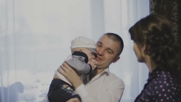 Enfant entre les mains des parents — Video