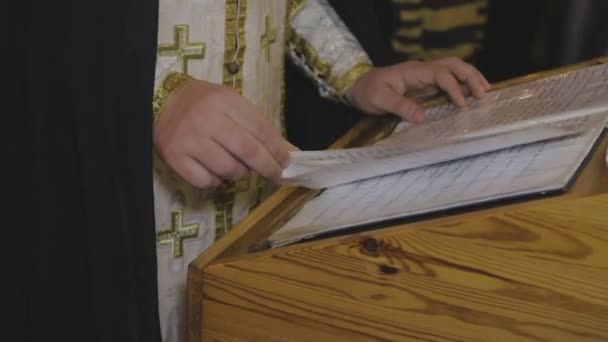 De priester leest een gebed voor in de kerk. — Stockvideo