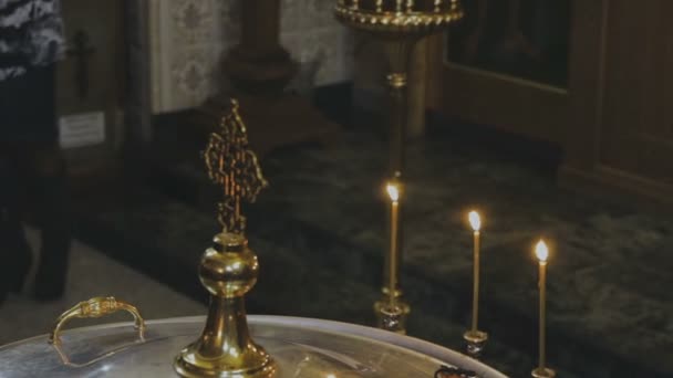 À l'intérieur de l'église avant le baptême 