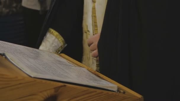 El sacerdote lee una oración en la iglesia — Vídeos de Stock