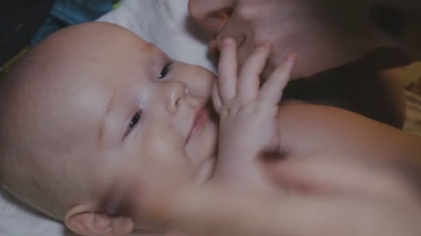 El bautismo de un niño en la iglesia — Vídeos de Stock