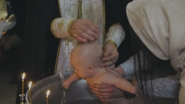 Крещение ребенка в церкви — стоковое видео