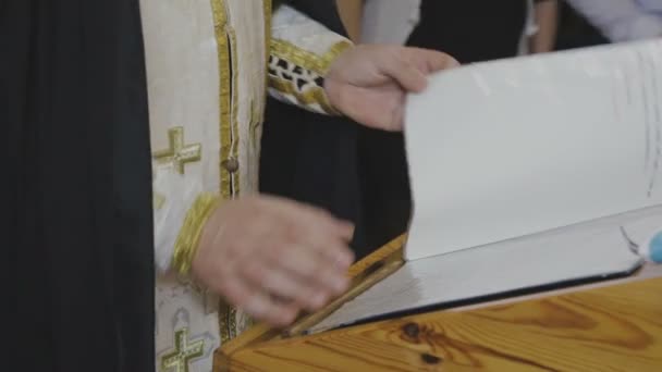 Священник читает молитву в церкви — стоковое видео