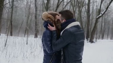 Adam ve kız kışın Park
