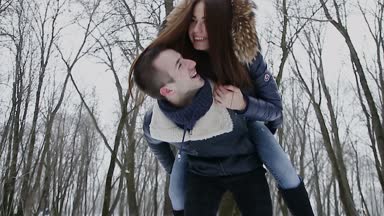 Adam ve kız kışın Park