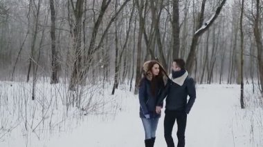 Adam ve kız kışın Park