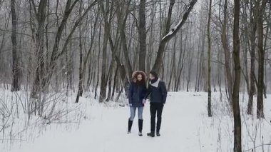 Adam ve kız kışın Park