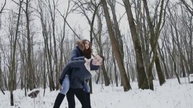 Adam ve kız kışın Park