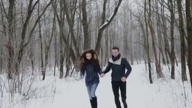 Adam ve kız kışın Park