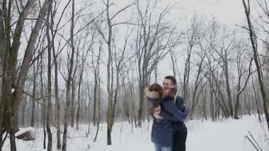Adam ve kız kışın Park