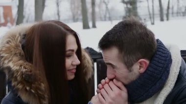 Adam ve kız kışın Park