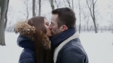 Adam ve kız kış aylarında parkta yürümek