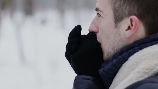 Jeune garçon en hiver à l'extérieur — Video