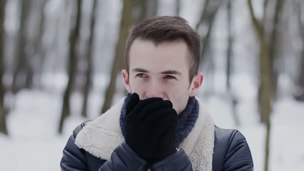 Jovem no inverno ao ar livre — Vídeo de Stock