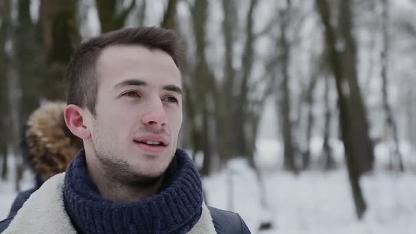 Guy et fille en hiver dans le parc — Video