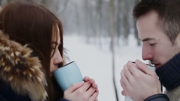 Mann und Mädchen im Winter im Park — Stockvideo