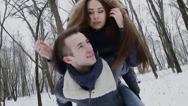 Mann und Mädchen im Winter im Park — Stockvideo