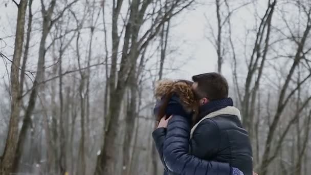 Guy and girl in winter in park — Stock Video