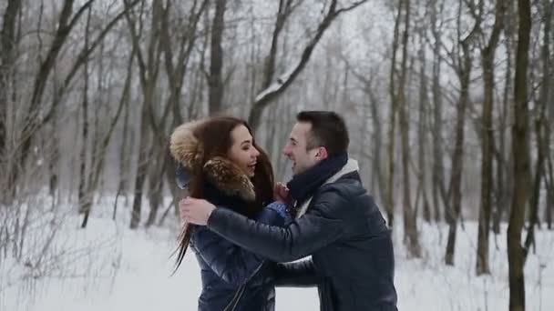 Facet i dziewczyna w zimie w parku — Wideo stockowe