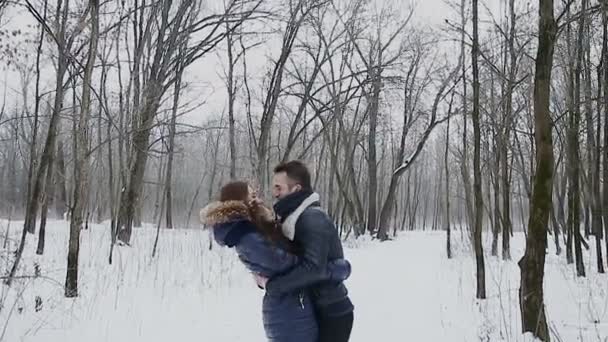 Chico y chica en invierno en parque — Vídeo de stock