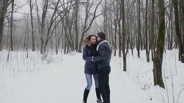 Chlap a dívka v zimě v parku — Stock video