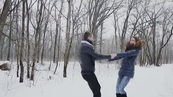 Chico y chica en invierno en parque — Vídeos de Stock