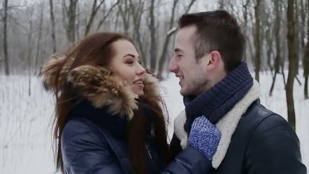 Chico y chica en invierno en parque — Vídeos de Stock