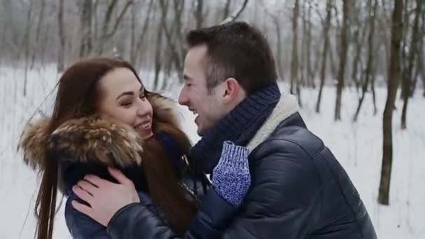 Guy e menina no inverno no parque — Vídeo de Stock