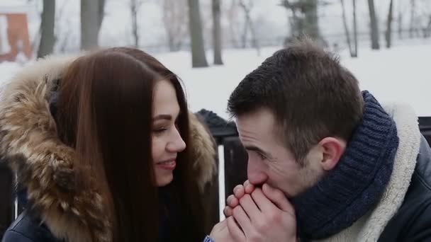 Guy e menina no inverno no parque — Vídeo de Stock