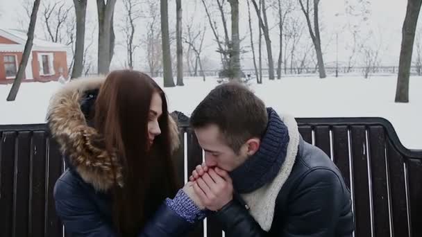 Chico y chica en invierno en parque — Vídeos de Stock