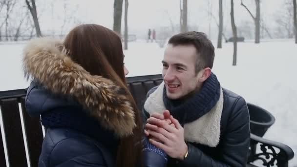 Guy e menina no inverno no parque — Vídeo de Stock