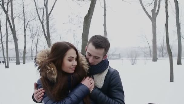 Chico y chica en invierno en parque — Vídeos de Stock